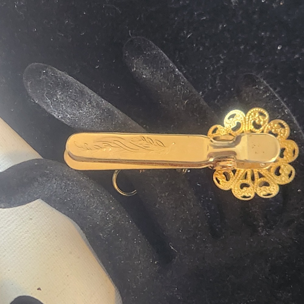 Vintage Gold Tone Filigree Flower Tie Clip Etched Green Rhinestone with Chain - Picture 3 of 10
